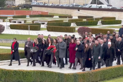 PDK odaje počast u Mmorial kompleksu Édem Jasharii u Prekazu, pod vodstvom Sami Lushtakua