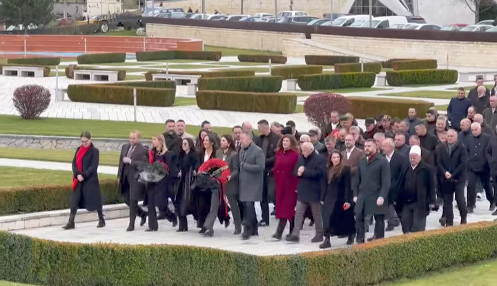 PDK odaje počast u Mmorial kompleksu Édem Jasharii u Prekazu, pod vodstvom Sami Lushtakua