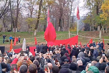 Septembarsko otkriće komandanta Tahira Sinanija nalazi se u gradskom parku Prizrena.