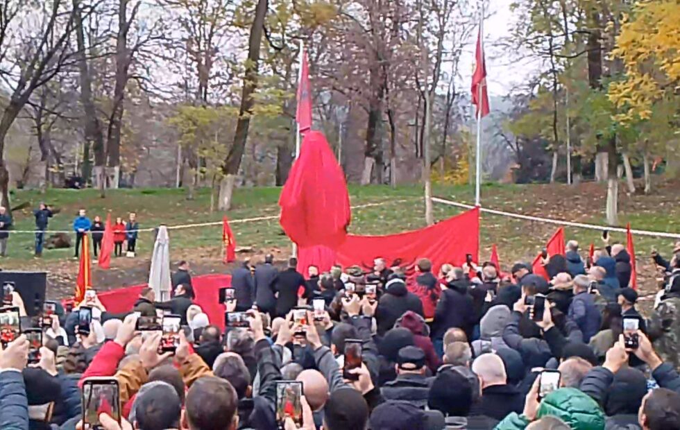 Septembarsko otkriće komandanta Tahira Sinanija nalazi se u gradskom parku Prizrena.