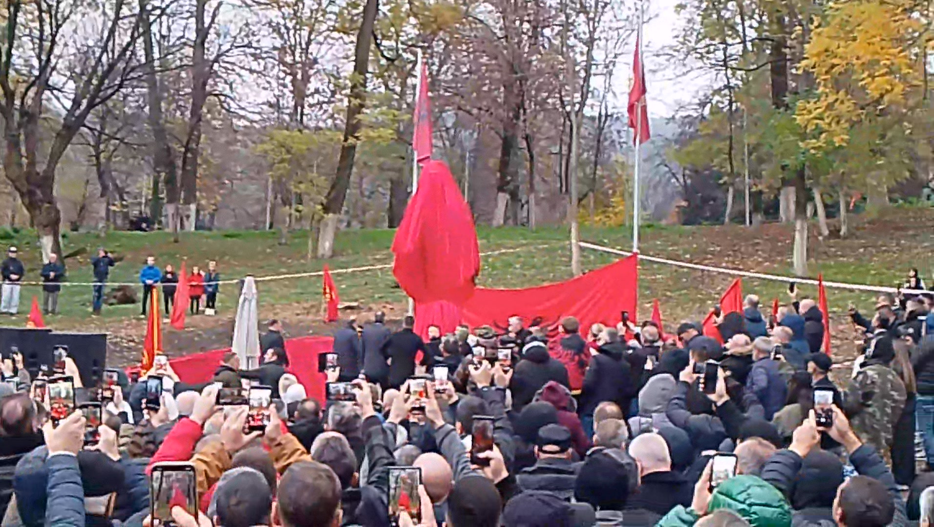 Septembarsko otkriće komandanta Tahira Sinanija nalazi se u gradskom parku Prizrena.