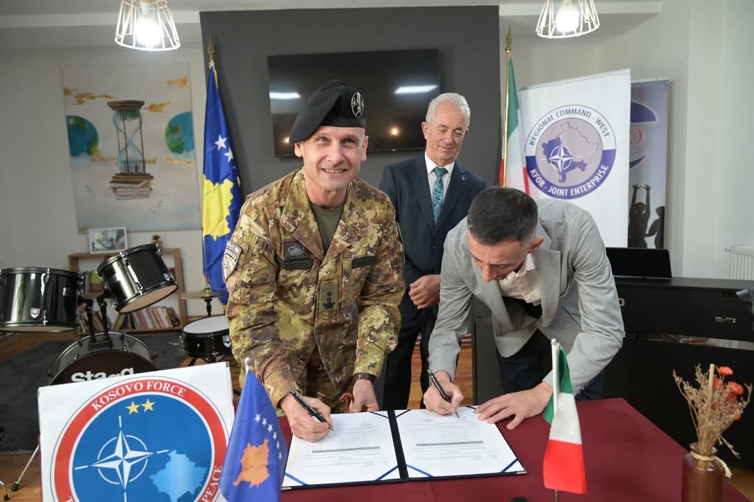 Muzički klub je svečano otvoren u nevladinoj organizaciji AVOCO, novom prostoru za Dragašišku omladinu.