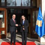 Osmani priti Begajn, theksuan nevojën që Kosova dhe Shqipëria të jenë gjithmonë pranë njëra-tjetrës Presidentja e Kos…