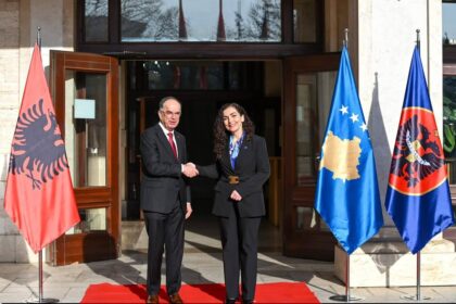 Osmani su bili domaćin Begaju, naglasili su potrebu da Kosovo i Albanija uvek budu bliske jedna drugoj predsednici Kosa…