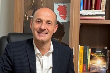 Muhamet kritikuje vladu: Infrastruktura ne zamenjuje neuspehe u diplomatiji i bezbednosnog poslanika kandidata iz…