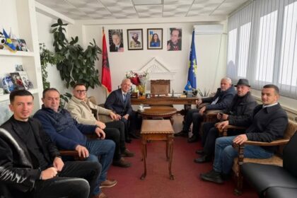 Gradonaèelnik Geladin ugostio je predstavnike Udruženja Afarees SHARRICH predsedavajuæeg opštine Dragaš, g. B…