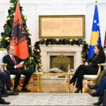 Osmani priti Begajn, theksuan nevojën që Kosova dhe Shqipëria të jenë gjithmonë pranë njëra-tjetrës Presidentja e Kos…