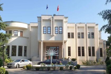 Glavni predsednik NJOFTIM-a Shaqir Totay sazvao je vanredni sastanak Komunistièke skupštine, koji…