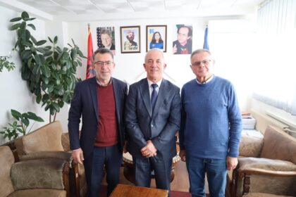 Dvojica vodećih lekara iz Prizrena posetila su svog kolegu Dragaša gradonačelnika Dragaš opštine Dragaš, Bedž…