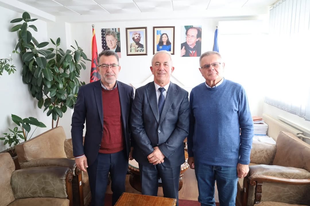 Dvojica vodećih lekara iz Prizrena posetila su svog kolegu Dragaša gradonačelnika Dragaš opštine Dragaš, Bedž…