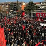 “Çlirimtarët duhet të nderohen, jo të gjykohen” – foto të protestës për ish-krerët e UÇK-së në Shkup