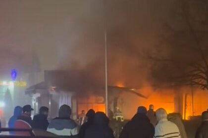 Požar u poslovnom baru blizu autobuske stanice u Prizrenu.