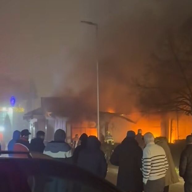 Požar u poslovnom baru blizu autobuske stanice u Prizrenu.