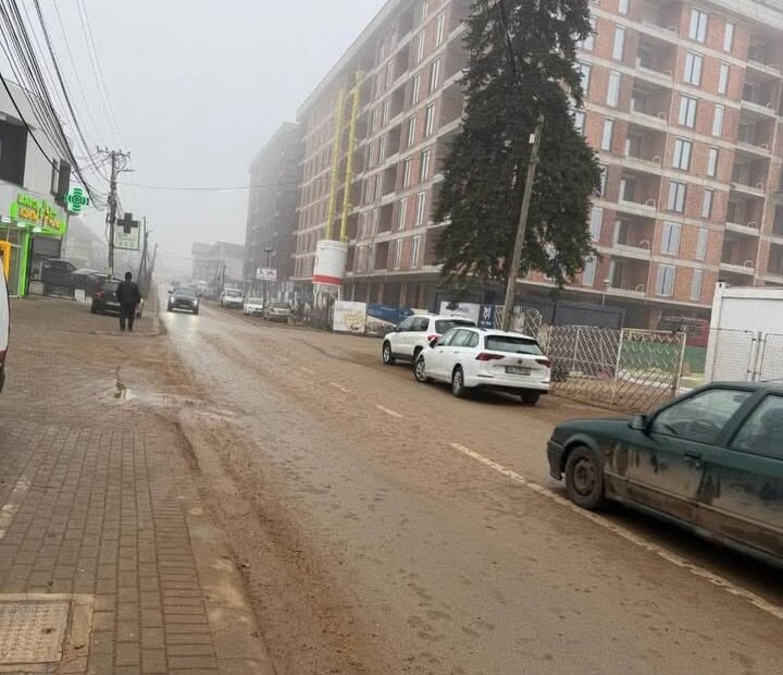 Kamion zagađuje asfalt, kompanija je kažnjena sa 1.000 evra u Prizrenu nakon pritužbi građana na zagađenje asfalta u…