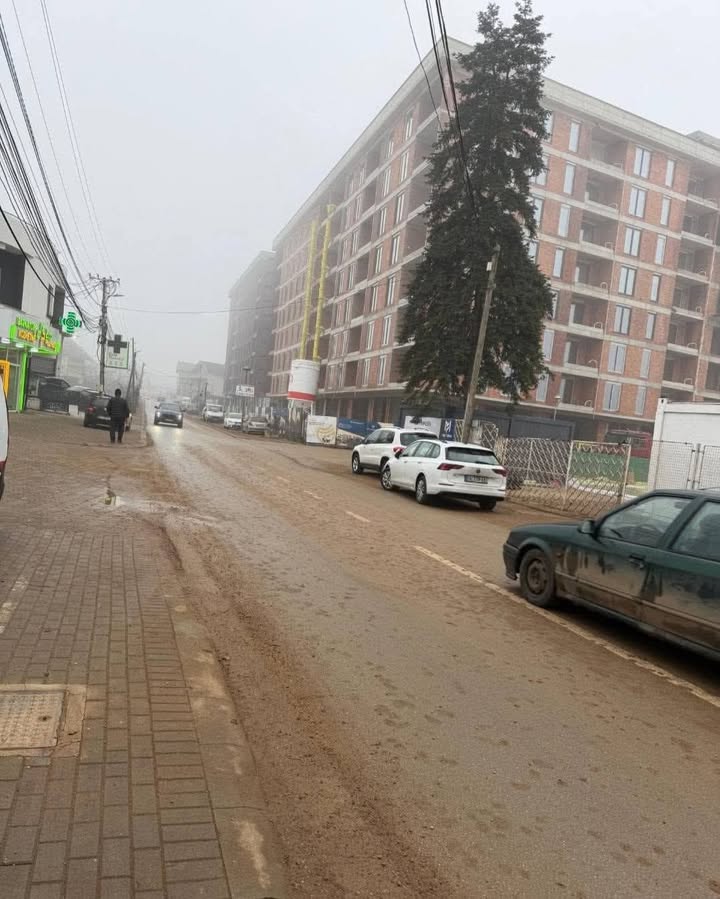 Kamion zagađuje asfalt, kompanija je kažnjena sa 1.000 evra u Prizrenu nakon pritužbi građana na zagađenje asfalta u…