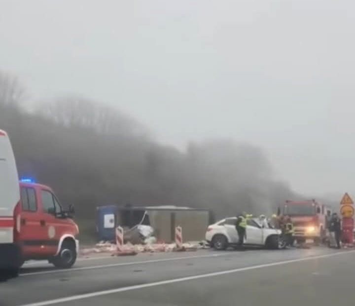 Kobna nesreæa na autoputu Rugova, jedna ozbiljno povreðena prebacuje u CKUK ozbiljnu trijafsku nesreæu…