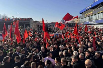 Dostavljačima se mora odati počast, a ne pokušati foto-protest bivšim liderima OVK u Skoplju