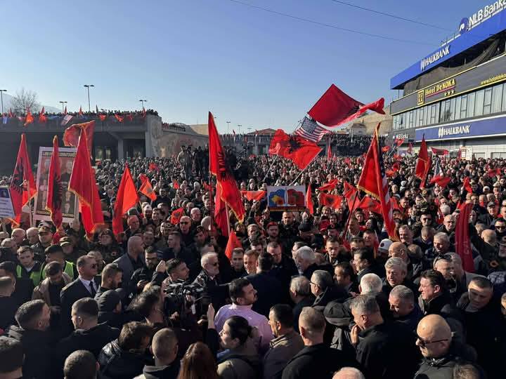 Dostavljačima se mora odati počast, a ne pokušati foto-protest bivšim liderima OVK u Skoplju