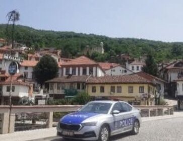 Èovek u Prizrenu napada njegovu ženu, policija uzima oružje od 17 metaka od èoveka u Prizreu…