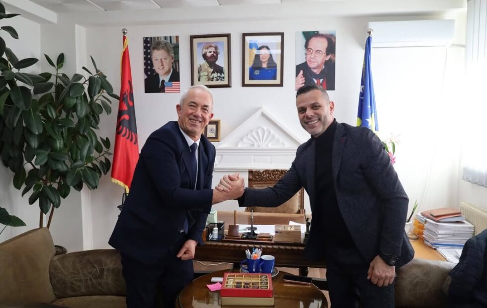Šef opštine Dragaš čeka na sastanku izvršnog direktora Ekoregije KM. Predsedavajući opštine Dragaš…