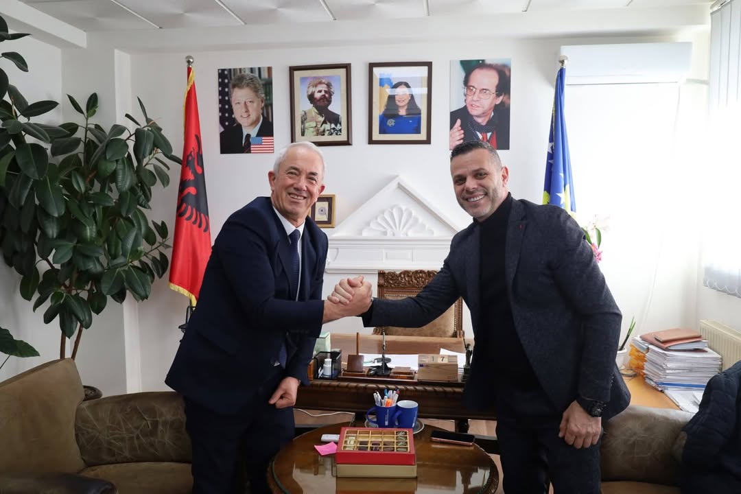 Šef opštine Dragaš čeka na sastanku izvršnog direktora Ekoregije KM. Predsedavajući opštine Dragaš…