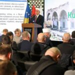 Në Prishtinë u hap ekspozita “Kujtesa në fotografi – xhamitë e shkatërruara në Bosnje dhe Hercegovinë dhe Kosovë gjat…