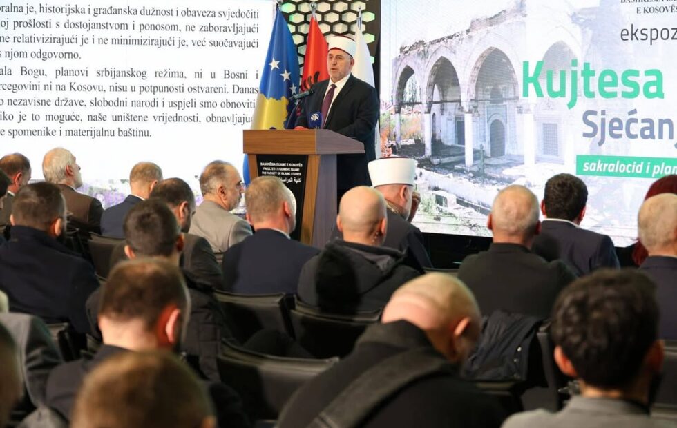 U Prištini, izložene uspomene otvorene na fotografijama uništenih džamija u Bosni i Hercegovini i na Kosovu tokom…