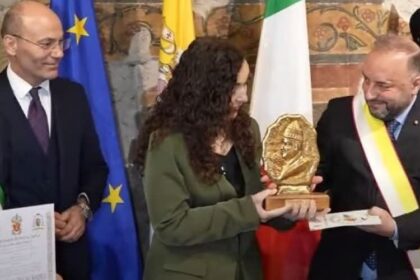 Predsednik Osmani je poèastvovan Bonafcijem VIII predsednikom zemlje Vjosom Osmani je odato priznanje Bon Nagradom…