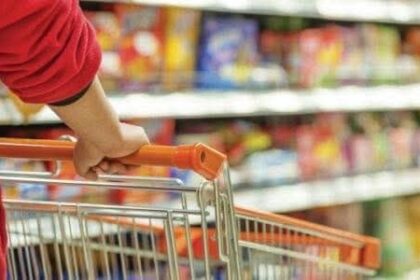 Cena jaja, mesa i drveća raste.