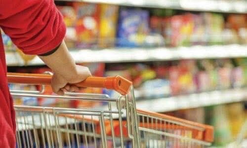 Cena jaja, mesa i drveća raste.