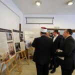 Në Prishtinë u hap ekspozita “Kujtesa në fotografi – xhamitë e shkatërruara në Bosnje dhe Hercegovinë dhe Kosovë gjat…