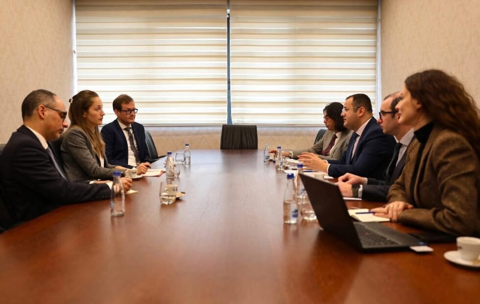 Guverner Ismaili sastaje se sa predstavnicima ambasada Austrije, Nemaèke i Švajcarske da razgovaraju o reformi…