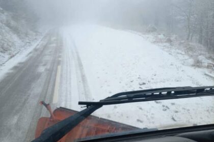 Ministarstvo infrastrukture izveštava da kako snežne padavine poèinju, operateri održavanja puteva su èin…