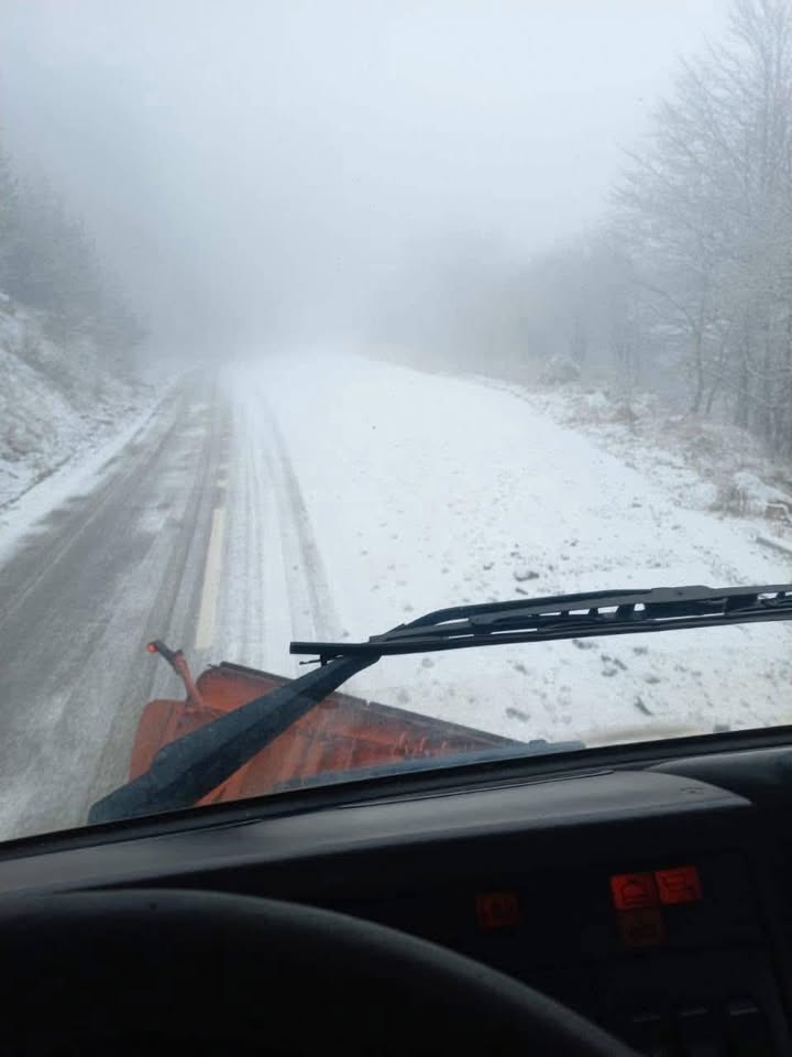 Ministarstvo infrastrukture izveštava da kako snežne padavine poèinju, operateri održavanja puteva su èin…