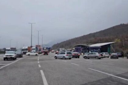 Visoko vozilo Fluks, čak i na granici Visokih migranata Albanije i Kosova, obeleženo je na albanskoj granici…
