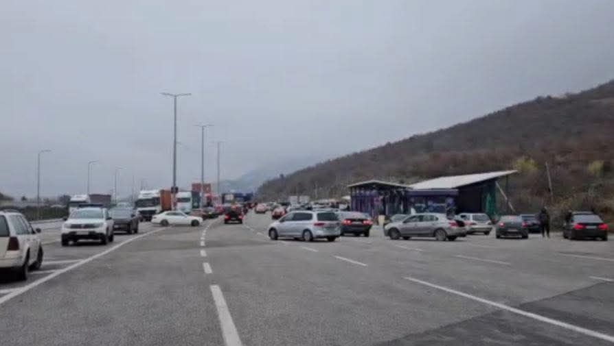 Visoko vozilo Fluks, čak i na granici Visokih migranata Albanije i Kosova, obeleženo je na albanskoj granici…