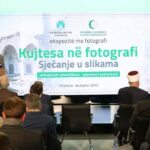 Në Prishtinë u hap ekspozita “Kujtesa në fotografi – xhamitë e shkatërruara në Bosnje dhe Hercegovinë dhe Kosovë gjat…