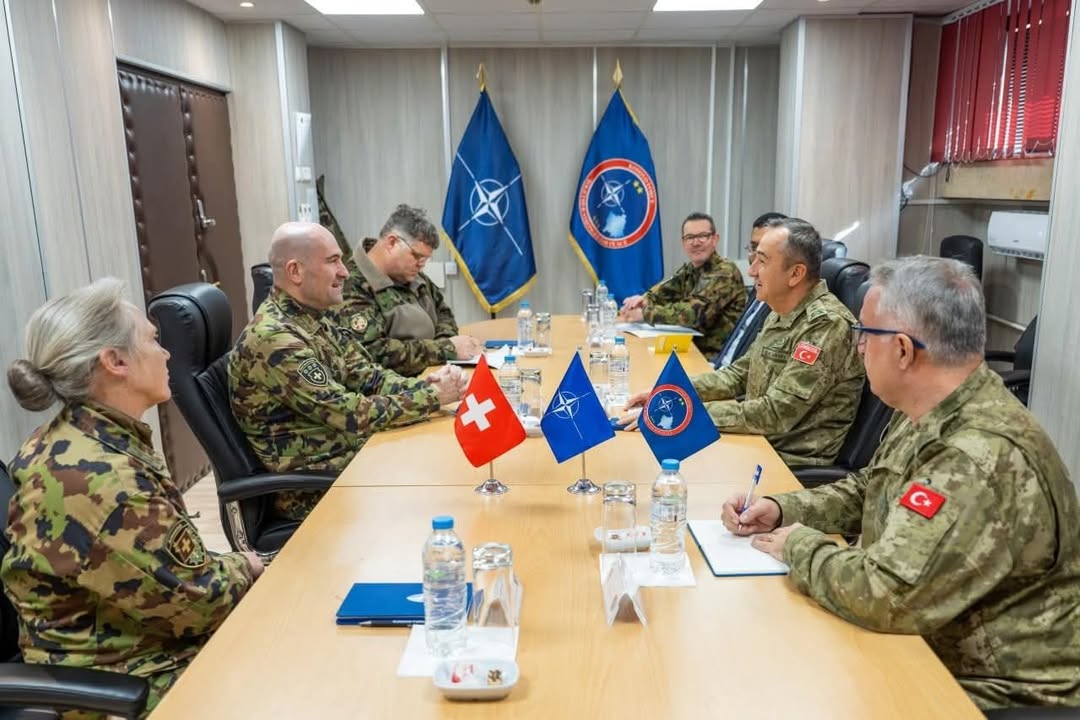 Komandant KFOR-a bio je domaćin šefa Švajcarskih oružanih snaga, komandanta misije KFOR-a koju predvodi…