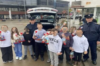 Policija u Prizrenskom regionu deli poklone deci povodom kraja godine, Božića i Vita…