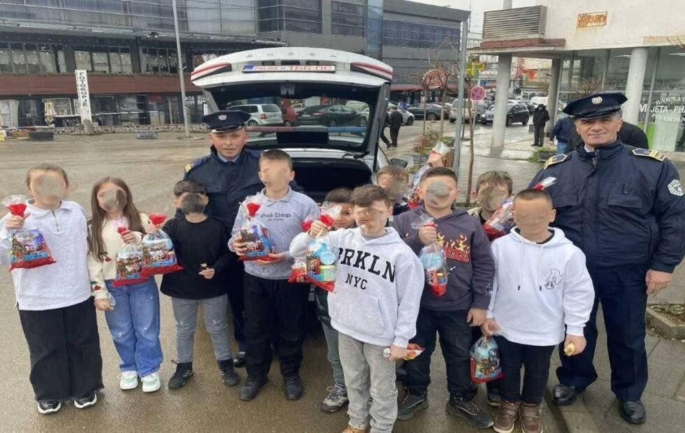 Policija u Prizrenskom regionu deli poklone deci povodom kraja godine, Božića i Vita…