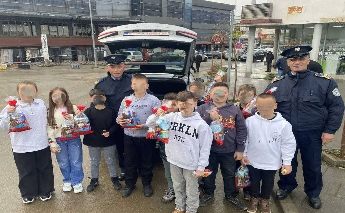 Policija u Prizrenskom regionu deli poklone deci povodom kraja godine, Božića i Vita…