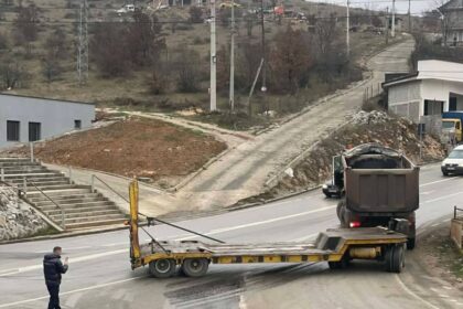 JESTE na raskrsnici Žur, u drumskom segmentu koji povezuje ovu oblast sa pravcem Dragaša, to je rep…