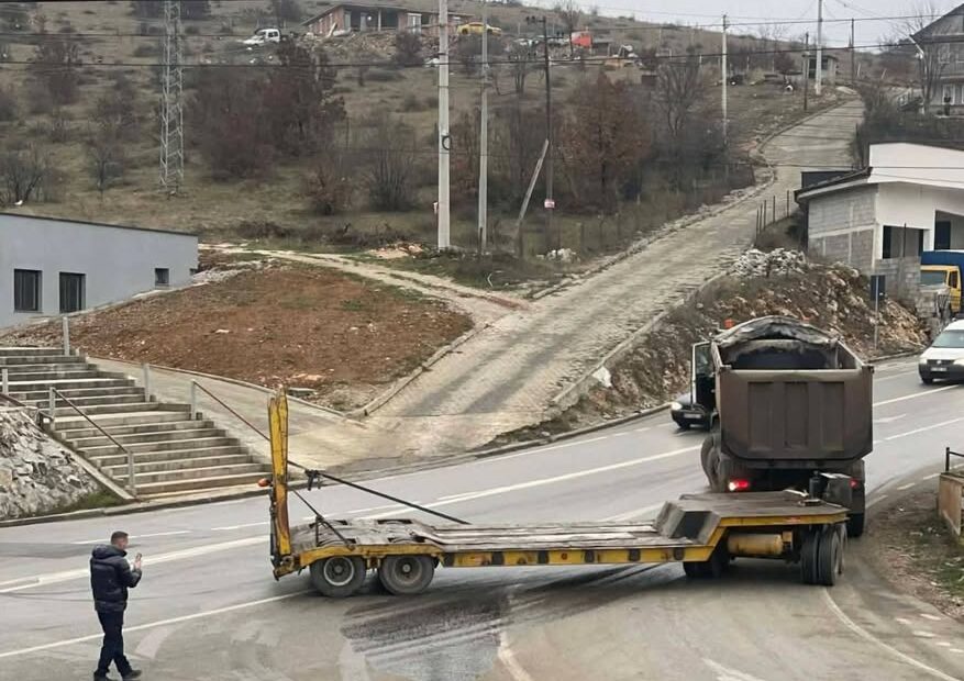 JESTE na raskrsnici Žur, u drumskom segmentu koji povezuje ovu oblast sa pravcem Dragaša, to je rep…