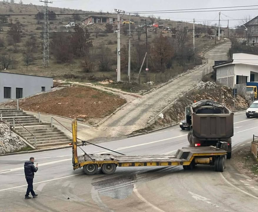 JESTE na raskrsnici Žur, u drumskom segmentu koji povezuje ovu oblast sa pravcem Dragaša, to je rep…