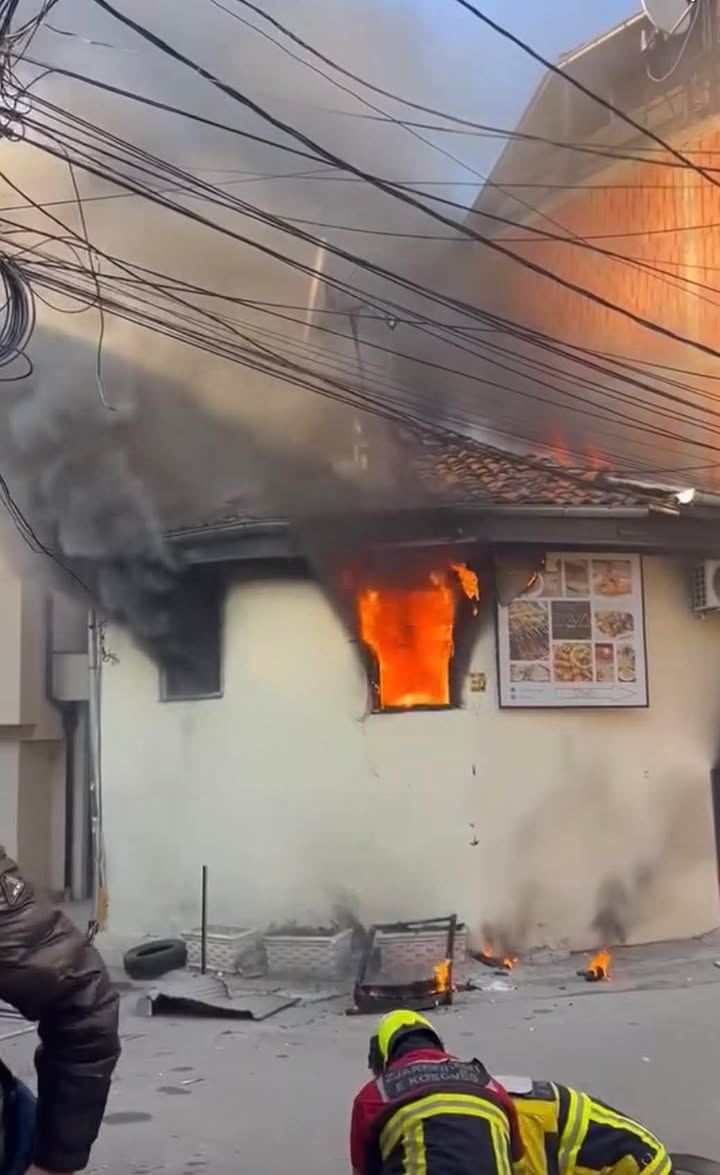 Veliki požar izbija na objekat u blizini kuće kulture u Prizrenu