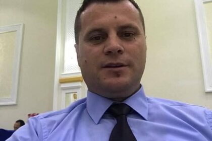 Preko 12 sati bez struje, pola sela Kuka Pola sela Kuk, u Zmajevom gradu, je okrenuto prema meni…