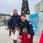 Policia në Rajonin e Prizrenit shpërndan dhurata për fëmijë Me rastin e festave të fund vitit, Krishtlindjeve dhe Vit…