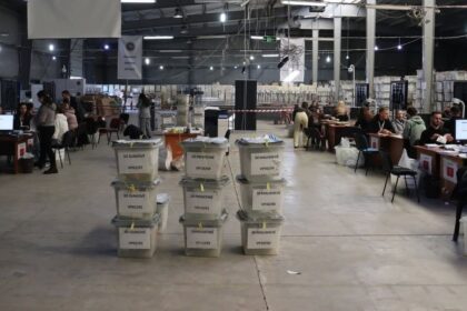 Dragaš: Brojanje glasova za parlamentarne kandidate u Opštinskom brojačkom centru u Dragašu uključuje…