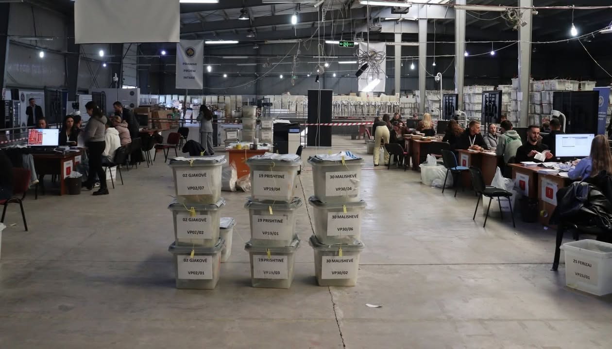 Dragaš: Brojanje glasova za parlamentarne kandidate u Opštinskom brojačkom centru u Dragašu uključuje…