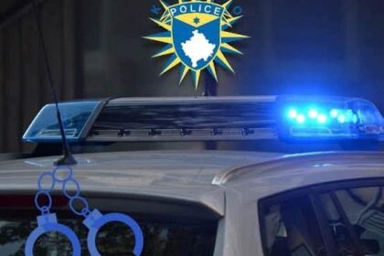 Prizren: U pratnji 75-godišnjeg policajca, navodno je pocepao glasački listić nakon što mu je dozvoljeno da pomogne svojoj ženi…